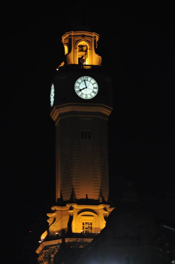 O relógio marca 8 da noite na cidade de Buenos Aires, capital da Argentina